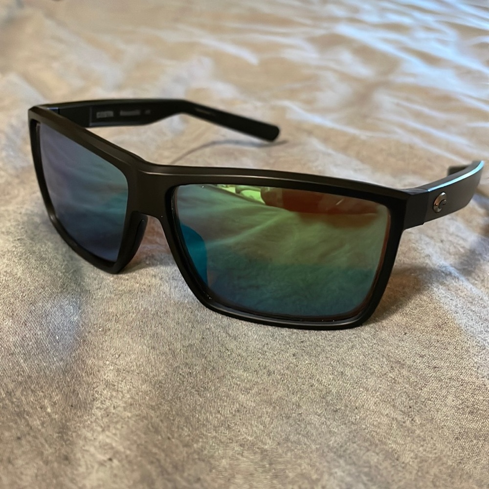 Costa Del Mar Rinconcito. 580 green miror polarized glass. Matte black frame.